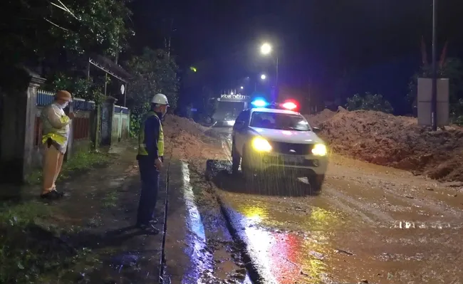 Sạt lở gây ách tắc đường Hồ Chí Minh qua Quảng Nam - Ảnh 1. Sạt lở gây ách tắc đường Hồ Chí Minh qua Quảng Nam - Ảnh 1.