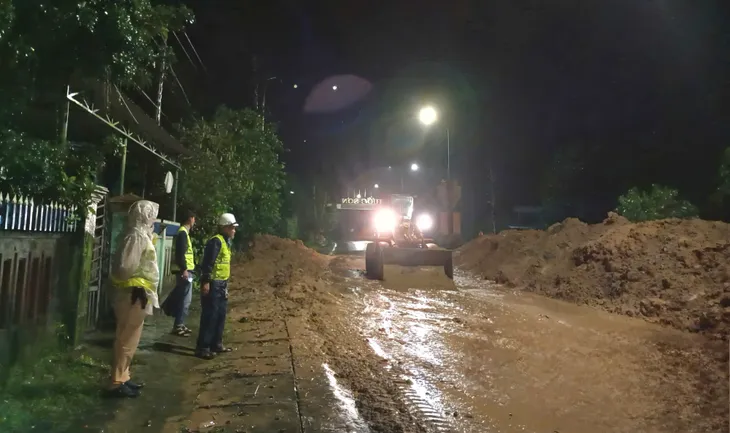 Sạt lở gây ách tắc đường Hồ Chí Minh qua Quảng Nam - Ảnh 2. Sạt lở gây ách tắc đường Hồ Chí Minh qua Quảng Nam - Ảnh 2.