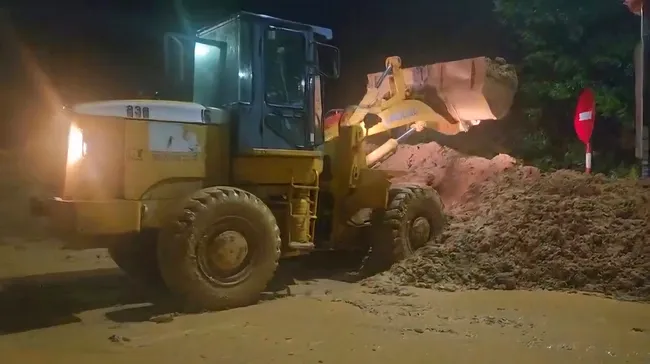 Sạt lở gây ách tắc đường Hồ Chí Minh qua Quảng Nam - Ảnh 4. Sạt lở gây ách tắc đường Hồ Chí Minh qua Quảng Nam - Ảnh 4.