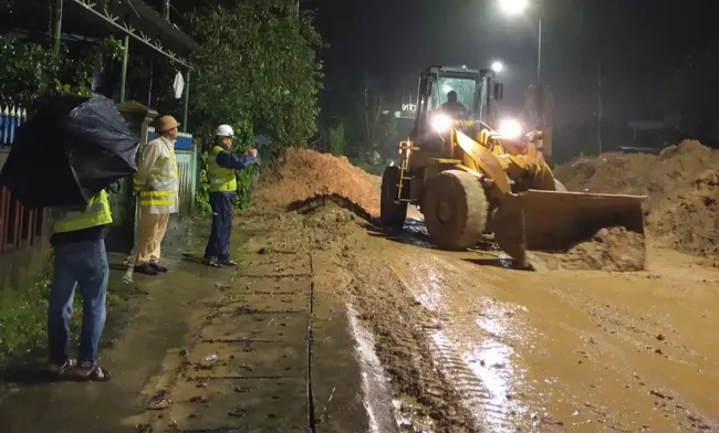 Sạt lở gây ách tắc đường Hồ Chí Minh qua Quảng Nam - Ảnh 3. Sạt lở gây ách tắc đường Hồ Chí Minh qua Quảng Nam - Ảnh 3.