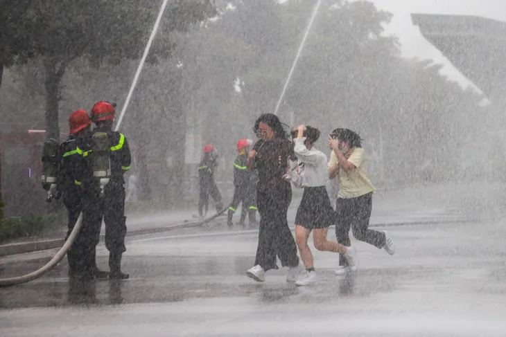TP Hồ Chí Minh: Diễn tập chữa cháy ở tòa cao ốc văn phòng tập trung đông người - Ảnh 1. TP Hồ Chí Minh: Diễn tập chữa cháy ở tòa cao ốc văn phòng tập trung đông người - Ảnh 1.