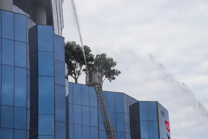 TP Hồ Chí Minh: Diễn tập chữa cháy ở tòa cao ốc văn phòng tập trung đông người - Ảnh 2. TP Hồ Chí Minh: Diễn tập chữa cháy ở tòa cao ốc văn phòng tập trung đông người - Ảnh 2.