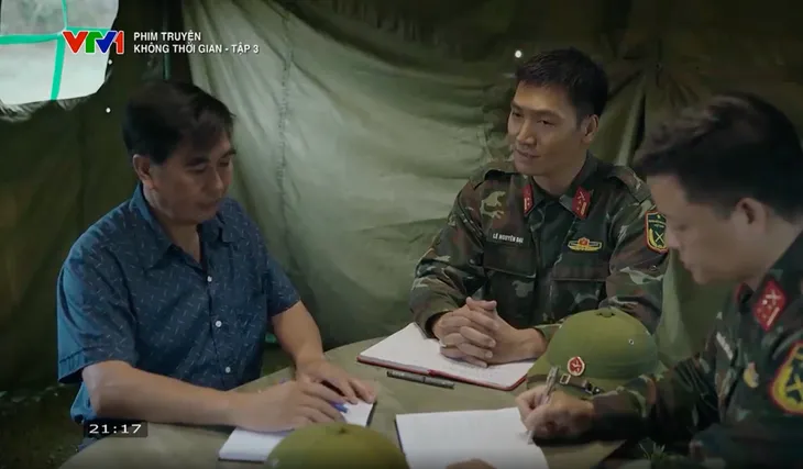 Không thời gian - Tập 3: Trung tá Đại chỉ đạo quyết liệt sơ tán người dân về điểm an toàn - Ảnh 6. Không thời gian - Tập 3: Trung tá Đại chỉ đạo quyết liệt sơ tán người dân về điểm an toàn - Ảnh 6.