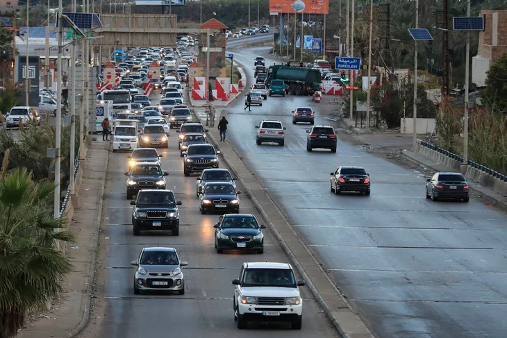 Người dân Lebanon trở về nhà sau lệnh ngừng bắn - Ảnh 2. Người dân Lebanon trở về nhà sau lệnh ngừng bắn - Ảnh 2.