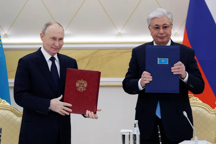 Tổng thống Nga Putin thăm Kazakhstan, hội đàm với Tổng thống nước chủ nhà - Ảnh 1. Tổng thống Nga Putin thăm Kazakhstan, hội đàm với Tổng thống nước chủ nhà - Ảnh 1.