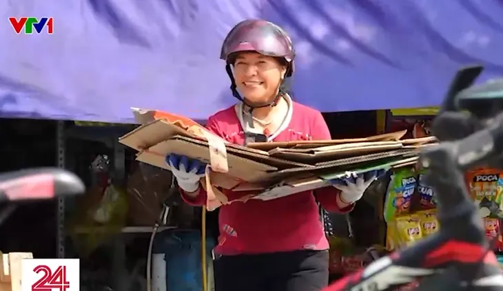 Hiệu trưởng về hưu thu nhặt phế liệu giúp đỡ trẻ em nghèo - Ảnh 1. Hiệu trưởng về hưu thu nhặt phế liệu giúp đỡ trẻ em nghèo - Ảnh 1.