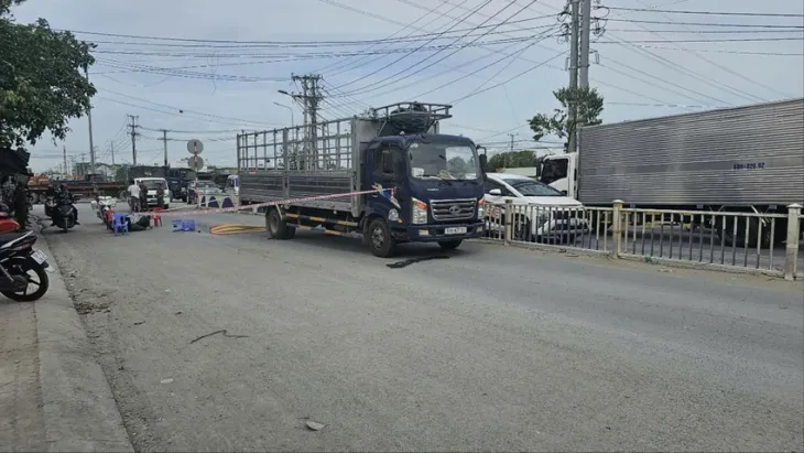 Va chạm với xe tải, một người đàn ông nước ngoài tử vong - Ảnh 1. Va chạm với xe tải, một người đàn ông nước ngoài tử vong - Ảnh 1.