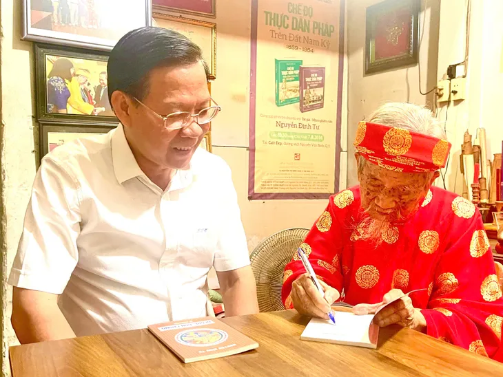 Lãnh đạo TP Hồ Chí Minh chúc mừng Nhà nghiên cứu 104 tuổi đạt giải thưởng Sách Quốc gia - Ảnh 1. Lãnh đạo TP Hồ Chí Minh chúc mừng Nhà nghiên cứu 104 tuổi đạt giải thưởng Sách Quốc gia - Ảnh 1.