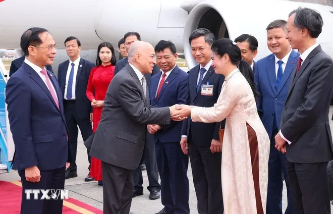 Quốc vương Campuchia đến Hà Nội, bắt đầu thăm cấp Nhà nước tới Việt Nam - Ảnh 2. Quốc vương Campuchia đến Hà Nội, bắt đầu thăm cấp Nhà nước tới Việt Nam - Ảnh 2.