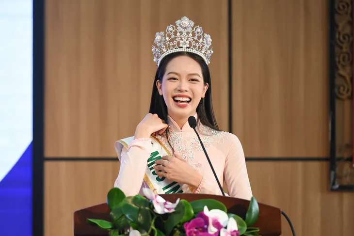 Miss International 2024 Thanh Thuỷ được fan vây kín khi về thăm trường ở Đà Nẵng - Ảnh 4. Miss International 2024 Thanh Thuỷ được fan vây kín khi về thăm trường ở Đà Nẵng - Ảnh 4.