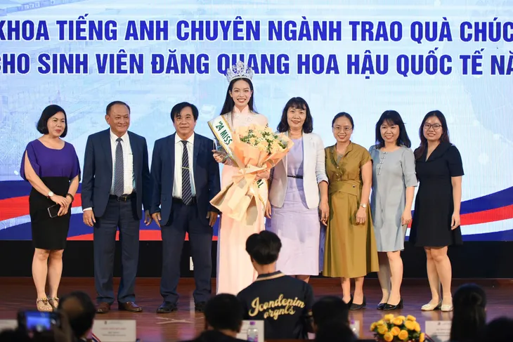 Miss International 2024 Thanh Thuỷ được fan vây kín khi về thăm trường ở Đà Nẵng - Ảnh 6. Miss International 2024 Thanh Thuỷ được fan vây kín khi về thăm trường ở Đà Nẵng - Ảnh 6.