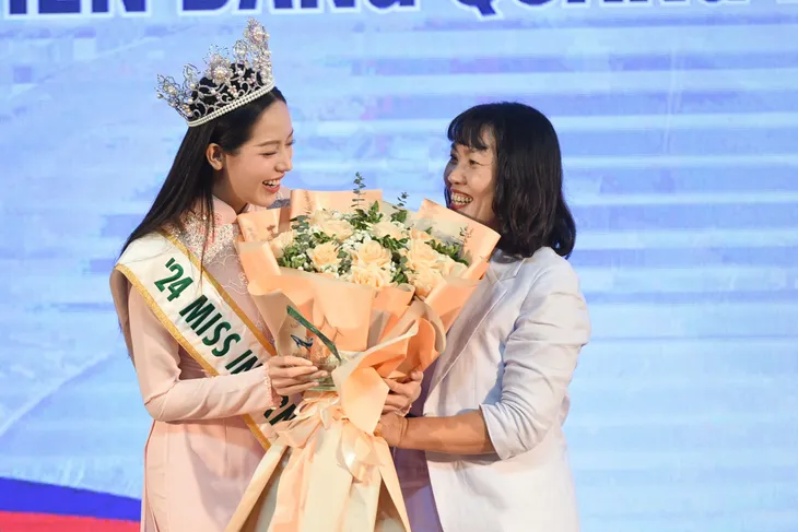 Miss International 2024 Thanh Thuỷ được fan vây kín khi về thăm trường ở Đà Nẵng - Ảnh 8. Miss International 2024 Thanh Thuỷ được fan vây kín khi về thăm trường ở Đà Nẵng - Ảnh 8.