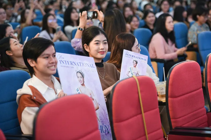 Miss International 2024 Thanh Thuỷ được fan vây kín khi về thăm trường ở Đà Nẵng - Ảnh 7. Miss International 2024 Thanh Thuỷ được fan vây kín khi về thăm trường ở Đà Nẵng - Ảnh 7.