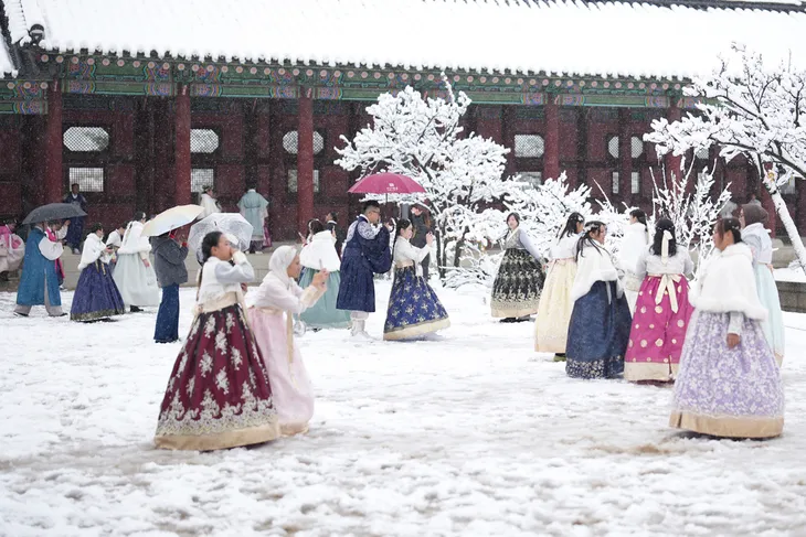 Người dân Seoul đối phó với tuyết dày bất thường - Ảnh 1. Người dân Seoul đối phó với tuyết dày bất thường - Ảnh 1.