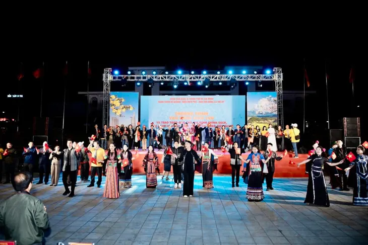 Nghệ sĩ TP Hồ Chí Minh và hành trình ý nghĩa tại tỉnh Điện Biên - Ảnh 1. Nghệ sĩ TP Hồ Chí Minh và hành trình ý nghĩa tại tỉnh Điện Biên - Ảnh 1.