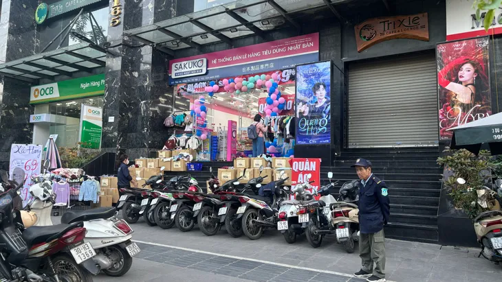 Black Friday: Khuyến mãi “sập sàn”, khách vẫn thờ ơ - Ảnh 8. Black Friday: Khuyến mãi “sập sàn”, khách vẫn thờ ơ - Ảnh 8.
