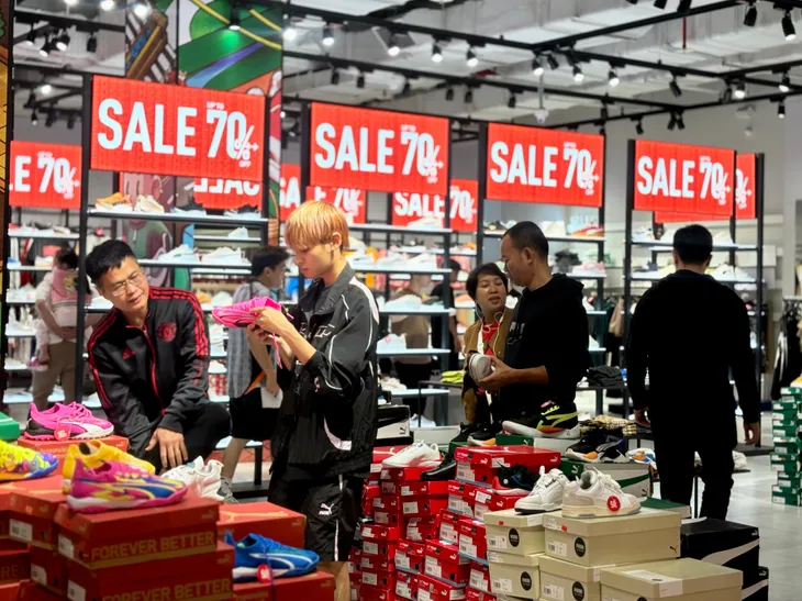 Black Friday: Khuyến mãi “sập sàn”, khách vẫn thờ ơ - Ảnh 5. Black Friday: Khuyến mãi “sập sàn”, khách vẫn thờ ơ - Ảnh 5.