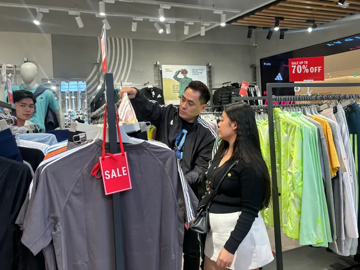 Black Friday: Khuyến mãi “sập sàn”, khách vẫn thờ ơ - Ảnh 6. Black Friday: Khuyến mãi “sập sàn”, khách vẫn thờ ơ - Ảnh 6.