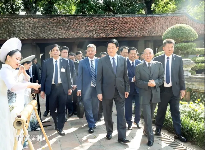 Chủ tịch nước Lương Cường và Quốc vương Campuchia thưởng trà ở Văn Miếu - Quốc Tử Giám - Ảnh 3. Chủ tịch nước Lương Cường và Quốc vương Campuchia thưởng trà ở Văn Miếu - Quốc Tử Giám - Ảnh 3.