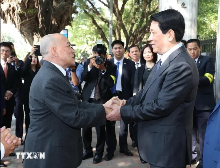 Chủ tịch nước Lương Cường và Quốc vương Campuchia thưởng trà ở Văn Miếu - Quốc Tử Giám - Ảnh 1. Chủ tịch nước Lương Cường và Quốc vương Campuchia thưởng trà ở Văn Miếu - Quốc Tử Giám - Ảnh 1.