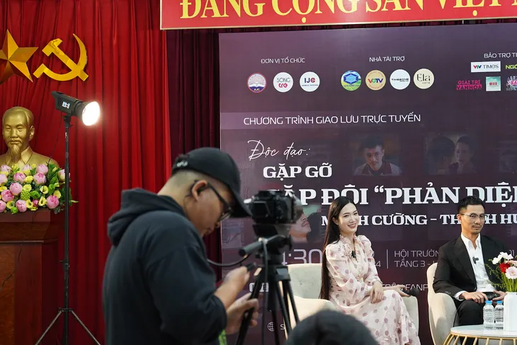 Cặp đôi phản diện Mạnh Cường - Thanh Huế giao lưu cùng sinh viên trường Báo - Ảnh 4.