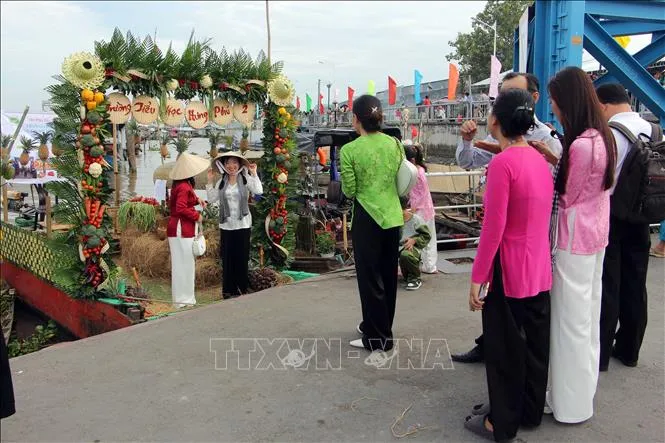 Cần Thơ: Tăng sức hút cho Chợ nổi Cái Răng - Ảnh 2. Cần Thơ: Tăng sức hút cho Chợ nổi Cái Răng - Ảnh 2.