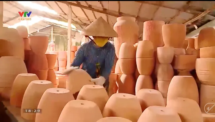 Giữ làng gạch gốm trăm năm tuổi - Ảnh 1. Giữ làng gạch gốm trăm năm tuổi - Ảnh 1.