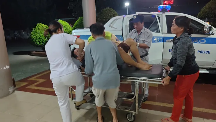 CSGT đưa đi cấp cứu kịp thời 1 tài xế bị khó thở, lái xe chao đảo trên cao tốc - Ảnh 2. CSGT đưa đi cấp cứu kịp thời 1 tài xế bị khó thở, lái xe chao đảo trên cao tốc - Ảnh 2.