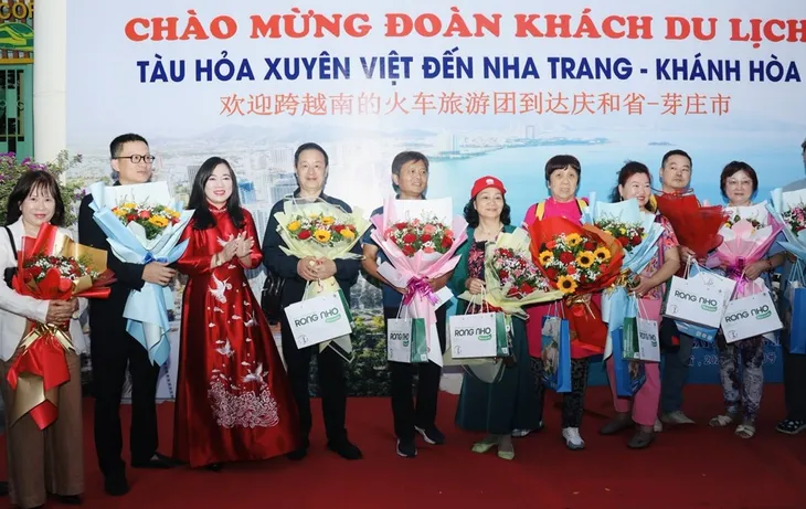 Hơn 460 khách du lịch xuyên Việt bằng tàu hỏa đến Nha Trang - Ảnh 1. Hơn 460 khách du lịch xuyên Việt bằng tàu hỏa đến Nha Trang - Ảnh 1.