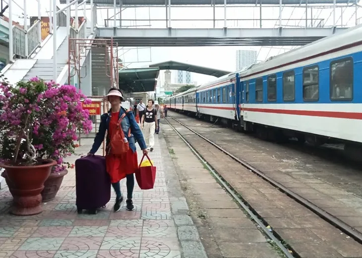Hơn 460 khách du lịch xuyên Việt bằng tàu hỏa đến Nha Trang - Ảnh 2. Hơn 460 khách du lịch xuyên Việt bằng tàu hỏa đến Nha Trang - Ảnh 2.