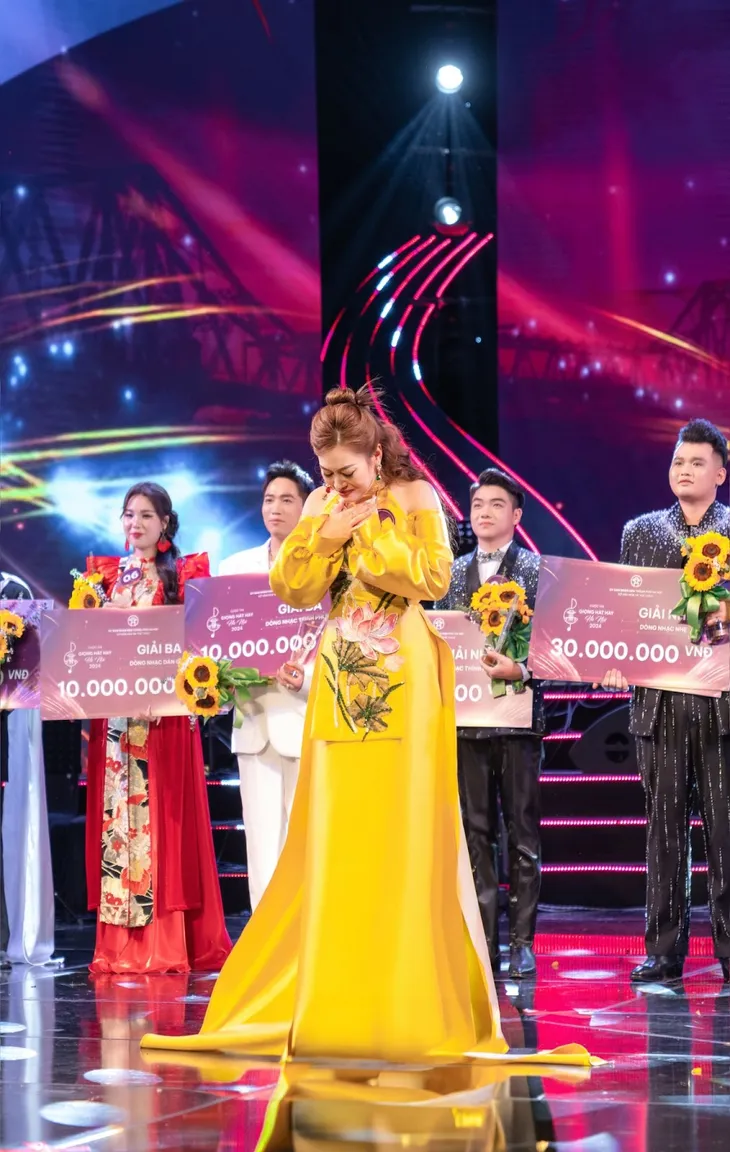 Quán quân dòng nhạc Nhẹ “Giọng hát hay Hà Nội 2024”: Niềm đam mê âm nhạc được thắp lửa từ những câu hát ru - Ảnh 4. Quán quân dòng nhạc Nhẹ “Giọng hát hay Hà Nội 2024”: Niềm đam mê âm nhạc được thắp lửa từ những câu hát ru - Ảnh 4.