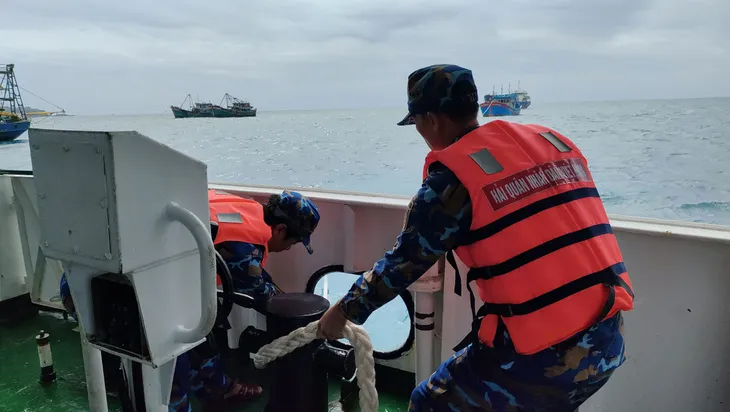 Tàu cá ngư dân bị hỏng máy được tàu Vùng 4 Hải quân lai kéo về cảng - Ảnh 1. Tàu cá ngư dân bị hỏng máy được tàu Vùng 4 Hải quân lai kéo về cảng - Ảnh 1.