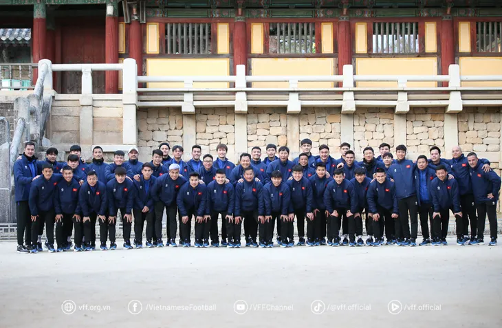 Đội tuyển Việt Nam tham quan cổ tự Bulguksa sau chuỗi ngày tập luyện căng thẳng - Ảnh 2. Đội tuyển Việt Nam tham quan cổ tự Bulguksa sau chuỗi ngày tập luyện căng thẳng - Ảnh 2.