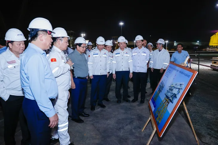 Thủ tướng: Sớm làm chủ công nghệ điện gió ngoài khơi, hình thành trung tâm năng lượng tái tạo tầm cỡ thế giới - Ảnh 2. Thủ tướng: Sớm làm chủ công nghệ điện gió ngoài khơi, hình thành trung tâm năng lượng tái tạo tầm cỡ thế giới - Ảnh 2.