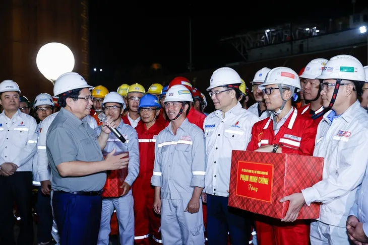 Thủ tướng: Sớm làm chủ công nghệ điện gió ngoài khơi, hình thành trung tâm năng lượng tái tạo tầm cỡ thế giới - Ảnh 3. Thủ tướng: Sớm làm chủ công nghệ điện gió ngoài khơi, hình thành trung tâm năng lượng tái tạo tầm cỡ thế giới - Ảnh 3.