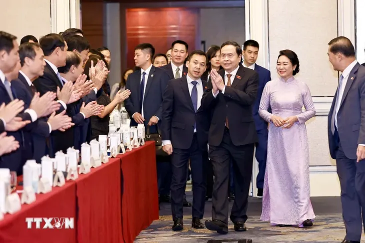 Chủ tịch Quốc hội Trần Thanh Mẫn gặp gỡ cộng đồng người Việt tại Singapore - Ảnh 1. Chủ tịch Quốc hội Trần Thanh Mẫn gặp gỡ cộng đồng người Việt tại Singapore - Ảnh 1.