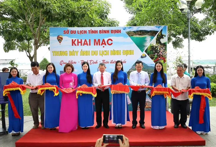 Trưng bày ảnh du lịch Quy Nhơn–Bình Định tại TP Cần Thơ - Ảnh 1. Trưng bày ảnh du lịch Quy Nhơn–Bình Định tại TP Cần Thơ - Ảnh 1.