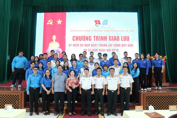 Hải quân giao lưu kỷ niệm 80 năm ngày Thành lập Quân đội nhân dân Việt Nam - Ảnh 1. Hải quân giao lưu kỷ niệm 80 năm ngày Thành lập Quân đội nhân dân Việt Nam - Ảnh 1.