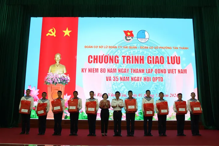 Hải quân giao lưu kỷ niệm 80 năm ngày Thành lập Quân đội nhân dân Việt Nam - Ảnh 2. Hải quân giao lưu kỷ niệm 80 năm ngày Thành lập Quân đội nhân dân Việt Nam - Ảnh 2.