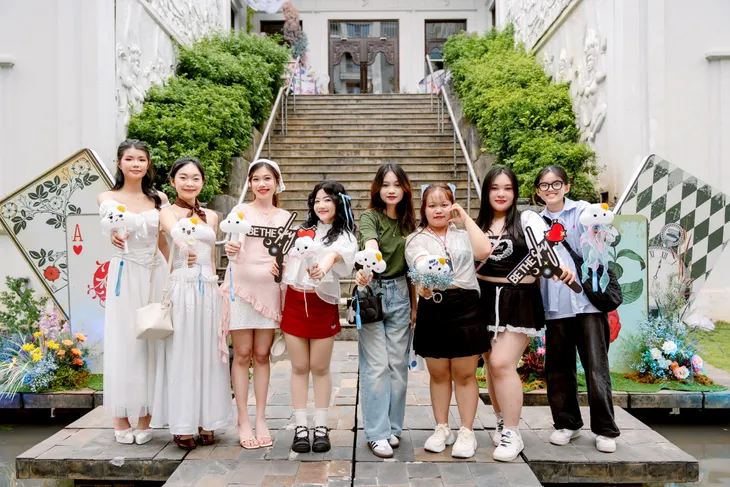 Sơn Tùng M-TP “hẹn hò” cùng fan giữa khu vườn cổ tích, kết thúc siêu bất ngờ khiến fan “ngất lịm” - Ảnh 2. Sơn Tùng M-TP “hẹn hò” cùng fan giữa khu vườn cổ tích, kết thúc siêu bất ngờ khiến fan “ngất lịm” - Ảnh 2.