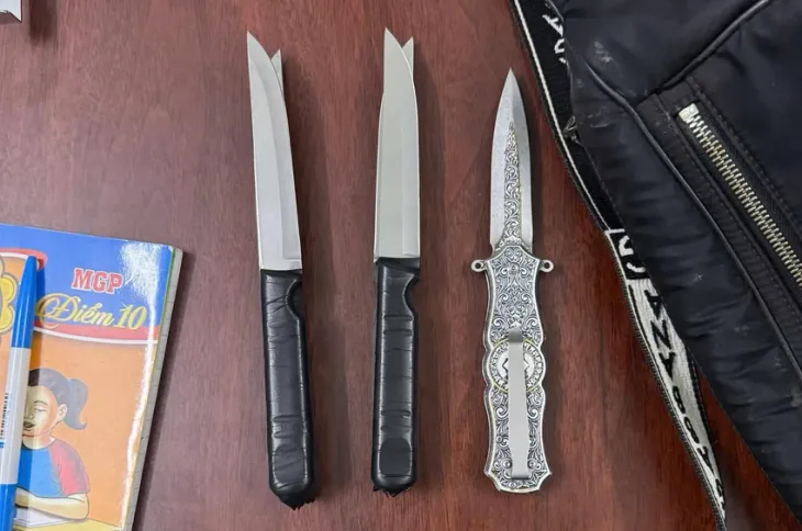 Bắt giữ nhóm thanh niên mang theo hung khí đi đòi nợ thuê - Ảnh 1. Bắt giữ nhóm thanh niên mang theo hung khí đi đòi nợ thuê - Ảnh 1.