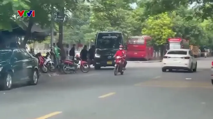 Nhức nhối xe hợp đồng trá hình: Vô tư vi phạm luồng tuyến, lập bến cóc - Ảnh 2. Nhức nhối xe hợp đồng trá hình: Vô tư vi phạm luồng tuyến, lập bến cóc - Ảnh 2.