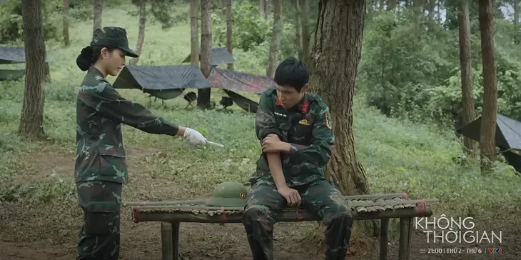Không thời gian - Tập 5: Cô giáo Tâm ngượng nghịu khi gặp lại Đại - Ảnh 4. Không thời gian - Tập 5: Cô giáo Tâm ngượng nghịu khi gặp lại Đại - Ảnh 4.