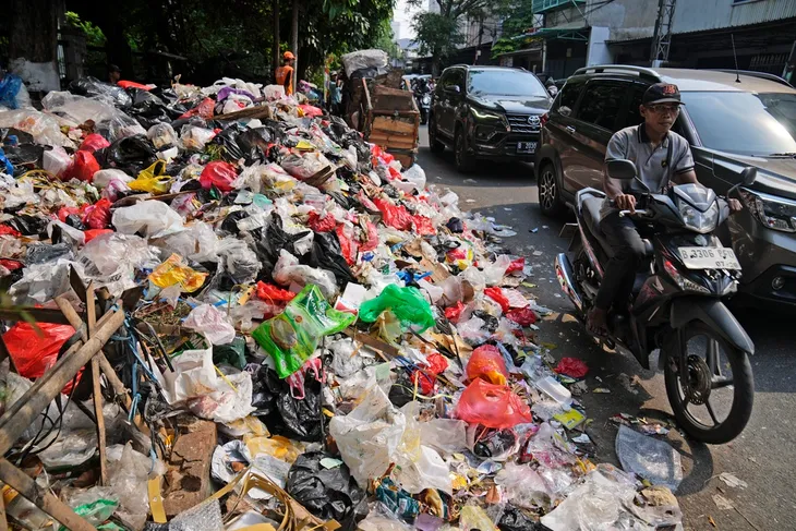 Lệnh cấm đồ nhựa dùng một lần tại Indonesia gặp thách thức  - Ảnh 2.