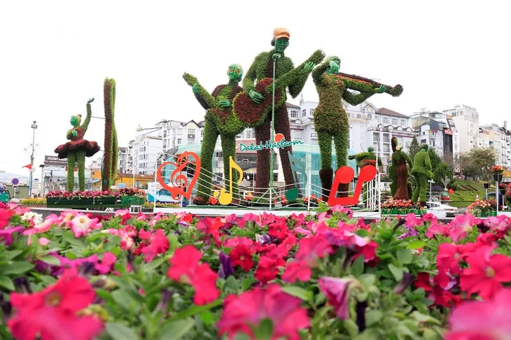 Hoa Đà Lạt hối hả “xuống phố” trước thềm khai mạc - Ảnh 5. Hoa Đà Lạt hối hả “xuống phố” trước thềm khai mạc - Ảnh 5.