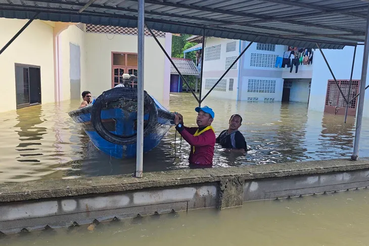 Lũ lụt nghiêm trọng khiến 6 người thiệt mạng, Malaysia nỗ lực khắc phục hậu quả - Ảnh 1. Lũ lụt nghiêm trọng khiến 6 người thiệt mạng, Malaysia nỗ lực khắc phục hậu quả - Ảnh 1.