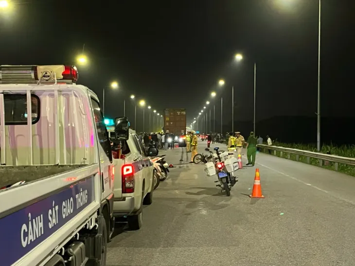 Va chạm với xe đầu kéo, 2 học sinh lớp 10 thương vong - Ảnh 1. Va chạm với xe đầu kéo, 2 học sinh lớp 10 thương vong - Ảnh 1.