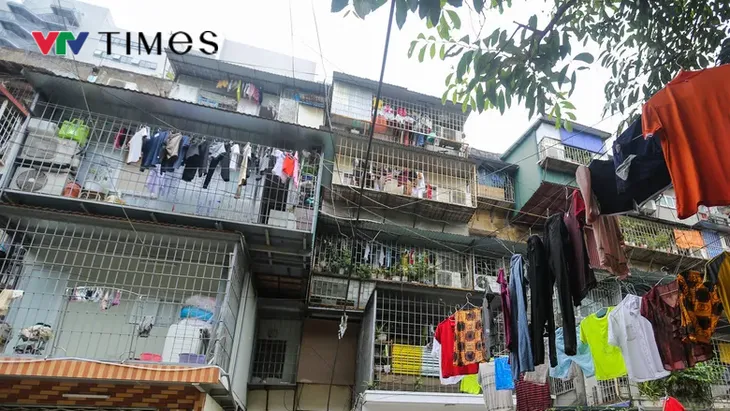 Chậm trễ cải tạo chung cư cũ đã xuống cấp ở Hà Nội - Ảnh 1. Chậm trễ cải tạo chung cư cũ đã xuống cấp ở Hà Nội - Ảnh 1.