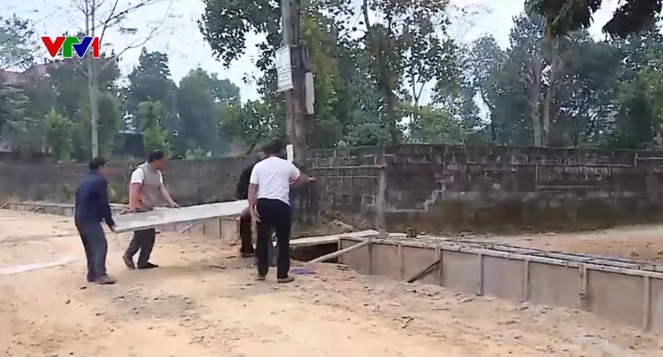 Đường liên xã thi công dang dở, người dân phải bắc cầu tạm để vào nhà - Ảnh 3. Đường liên xã thi công dang dở, người dân phải bắc cầu tạm để vào nhà - Ảnh 3.