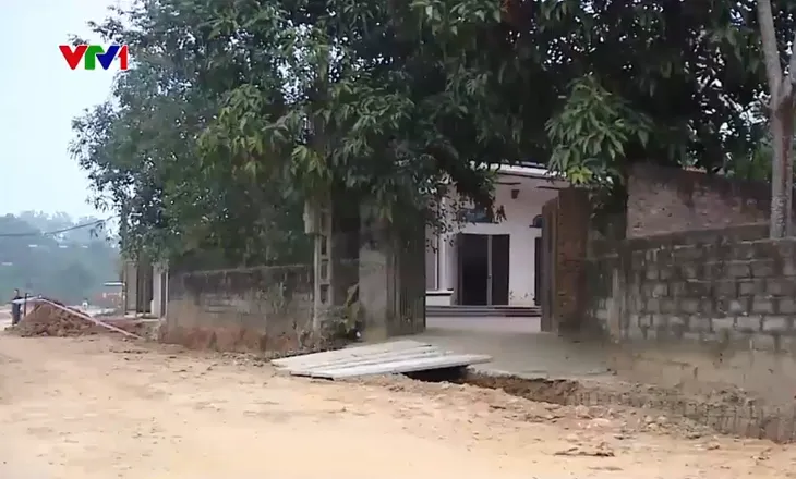 Đường liên xã thi công dang dở, người dân phải bắc cầu tạm để vào nhà - Ảnh 4. Đường liên xã thi công dang dở, người dân phải bắc cầu tạm để vào nhà - Ảnh 4.